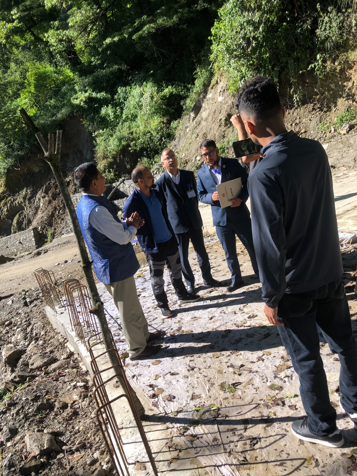 सडक तथा पुल निर्माण आयोजनाको संयुक्त अनुगमन